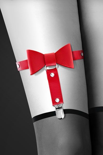 Гартер на ногу Bijoux Pour Toi - WITH BOW Red, сексуальная подвязка с бантиком, экокожа реальная фотография