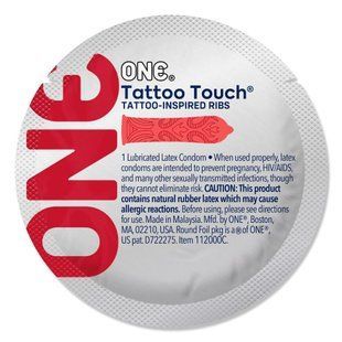 Презерватив ONE Tattoo Touch Red, 1 шт, червоний, з рельєфом у вигляді татуювання жива фотографія