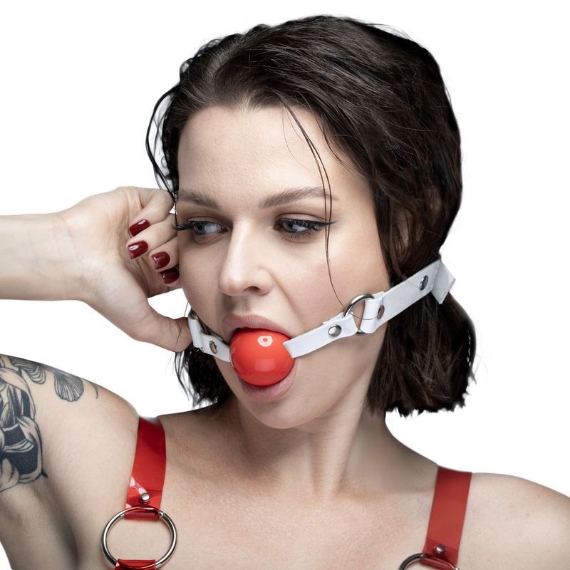 Кляп силіконовий Feral Feelings Silicon Ball Gag White/Red, білий ремінець, червона кулька жива фотографія
