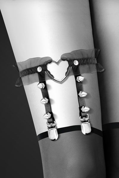 Гартер на ногу Bijoux Pour Toi - WITH HEART AND SPIKES Black, сексуальная подвязка с сердечком реальная фотография