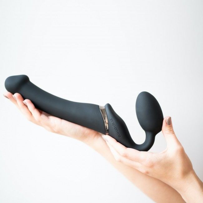 Безремневой страпон с вибрацией Strap-On-Me Vibrating Black M, диаметр 3,3см, пульт ДУ, регулируемый реальная фотография