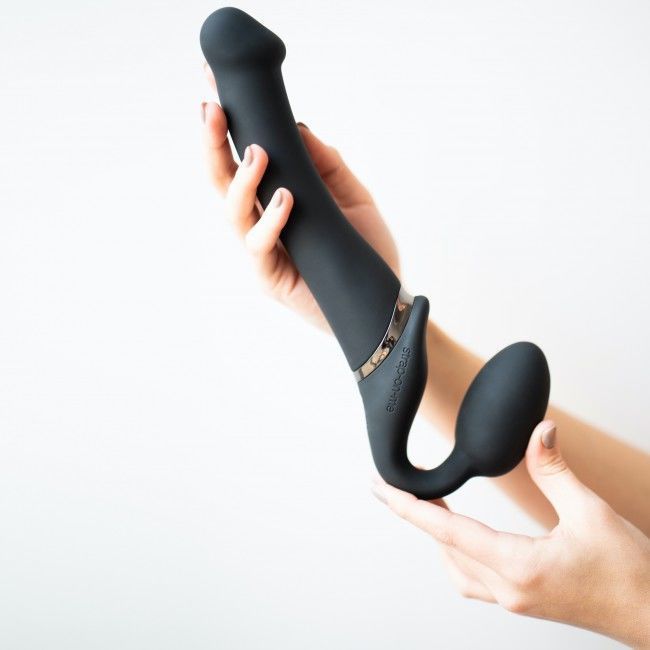 Безремневой страпон с вибрацией Strap-On-Me Vibrating Black M, диаметр 3,3см, пульт ДУ, регулируемый реальная фотография