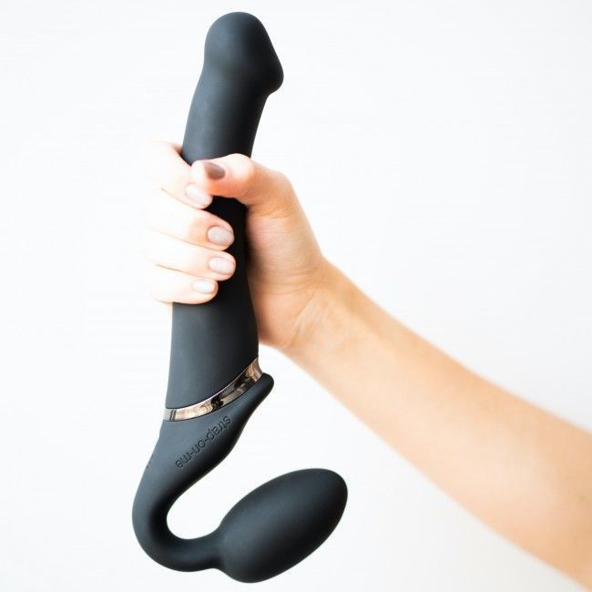 Безремневой страпон с вибрацией Strap-On-Me Vibrating Black M, диаметр 3,3см, пульт ДУ, регулируемый реальная фотография