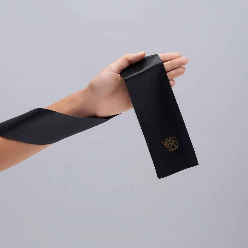 Сатинова пов&rsquo;язка-стрічка на очі YESforLOV BLACK SATIN BLINDFOLD, підходить для зв&rsquo;язування жива фотографія