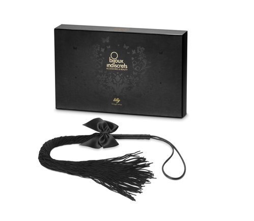 Плеть Bijoux Indiscrets - Lilly - Fringe whip украшена шнуром и бантиком, в подарочной упаковке реальная фотография
