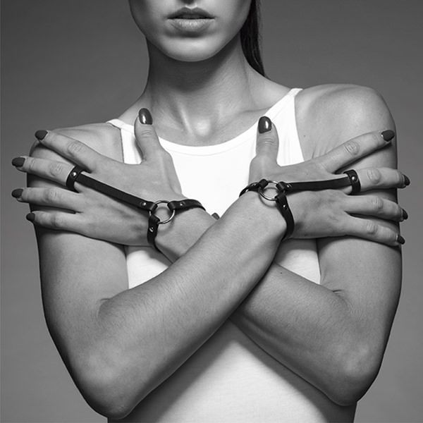 Пара браслетов на запястье и палец Bijoux Indiscrets MAZE Hand Bracelet Harness Black, экокожа реальная фотография